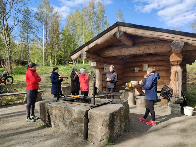 Pyöräilijät tauolla Pilpan laavulla