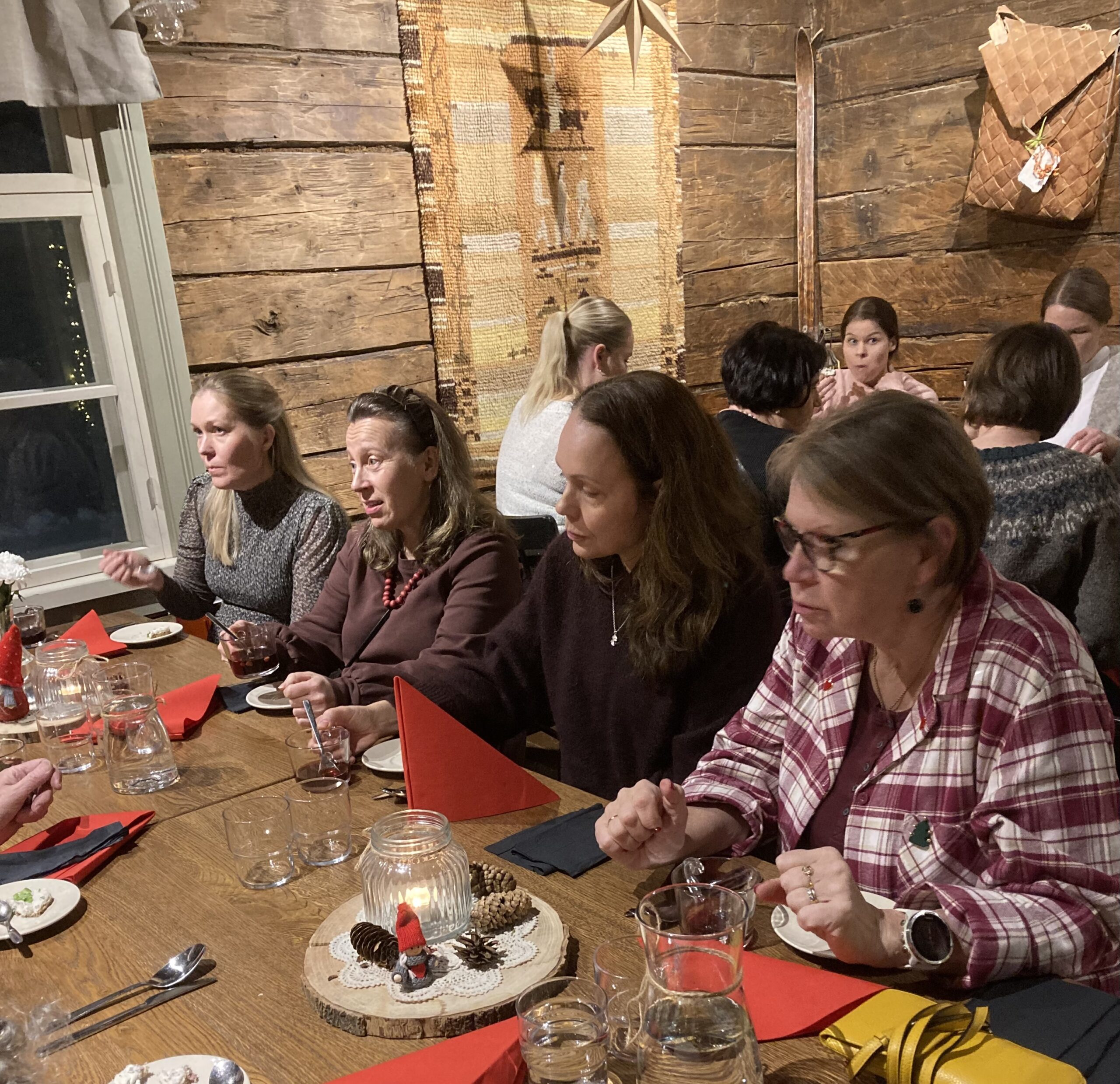 Pikkujoulu Konttilan tuvassa Kuopiossa